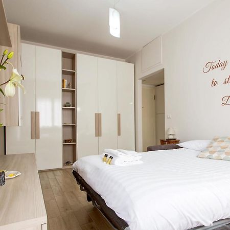 Lorenteggio Studio Apt Milan Bagian luar foto