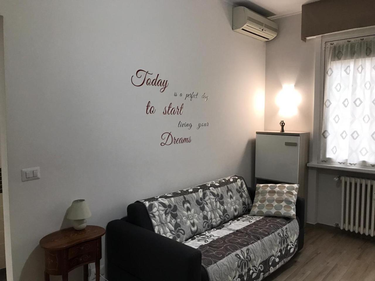 Lorenteggio Studio Apt Milan Bagian luar foto